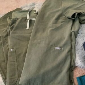 Figs scrub set in olive green size large, cargo pants and shirt w two pockets